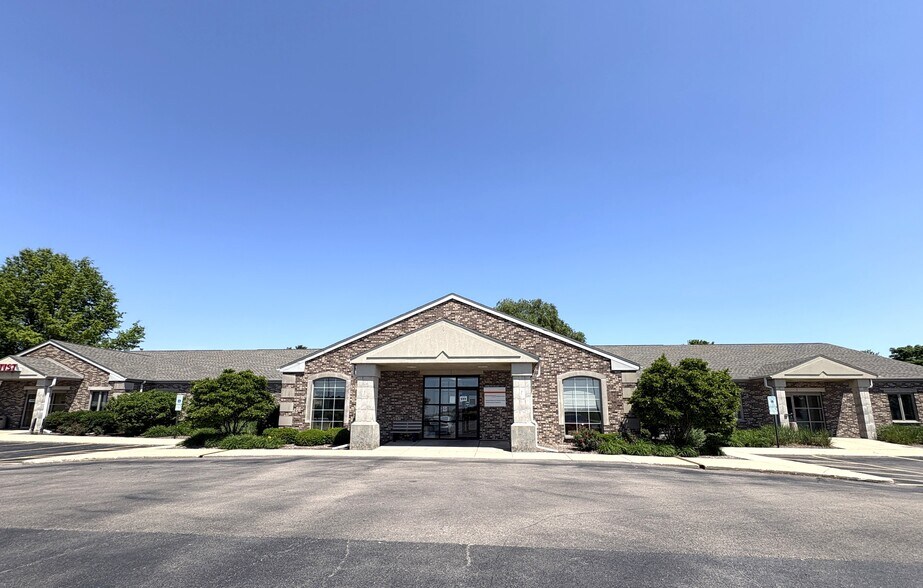 More Photos Of 1 E County Line Rd, Sandwich Medical For Lease