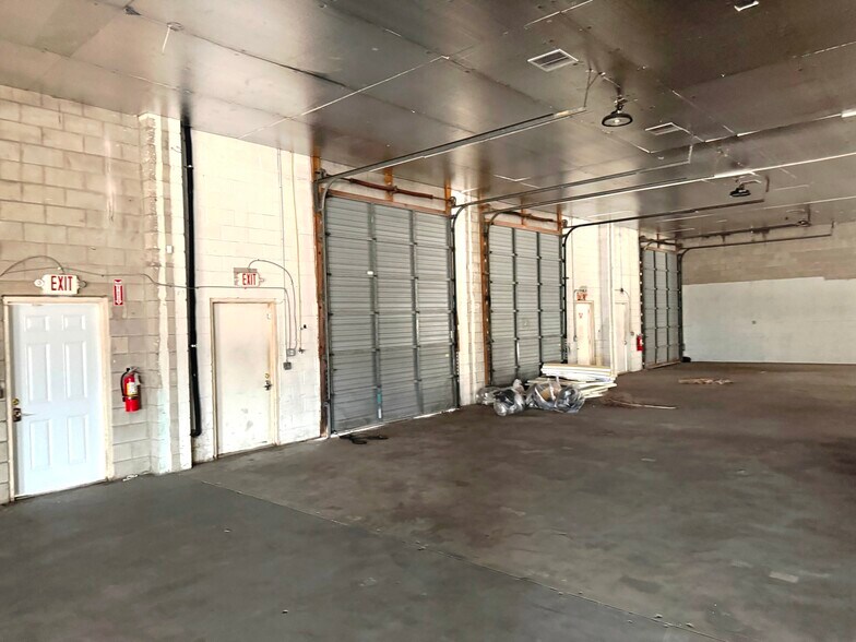 More Photos Of 1242 Market Cir, Port Charlotte Warehouse For Sale