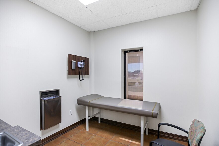 More Photos Of 802 E Expressway 83, La Joya General Retail For Sale