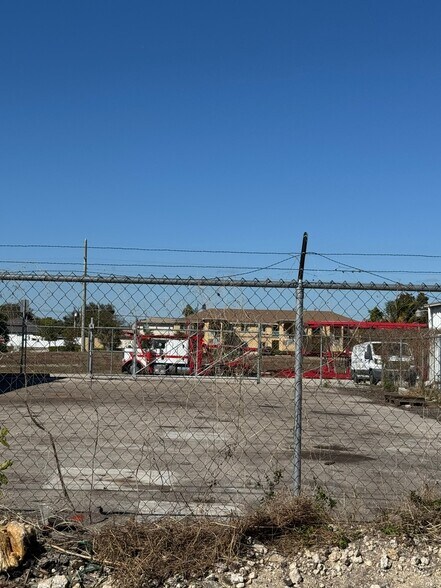 More Photos Of 1002 SE 9th St, Cape Coral Service For Lease