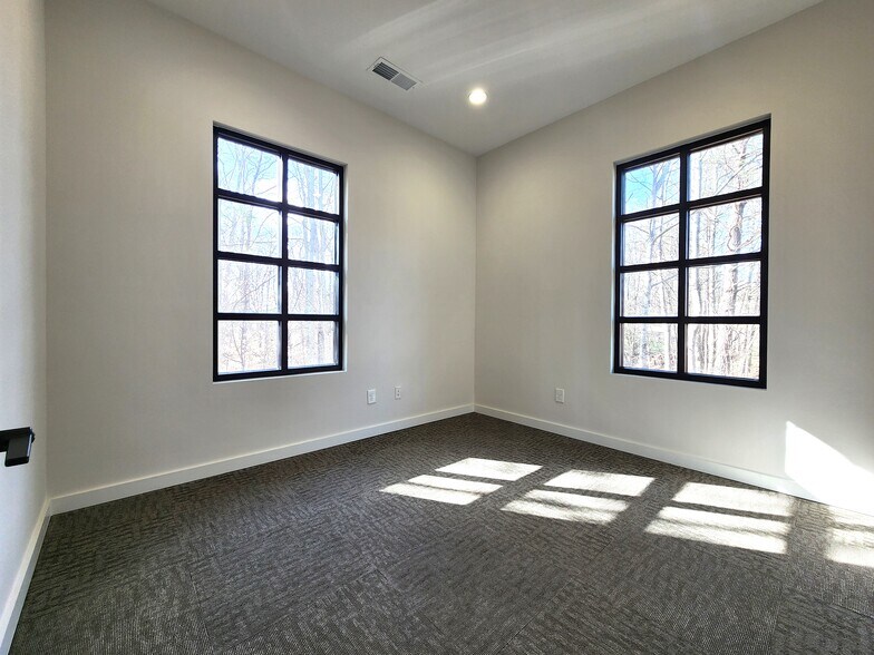 More Photos Of 6110 McFarland Station Dr, Alpharetta Medical For Lease