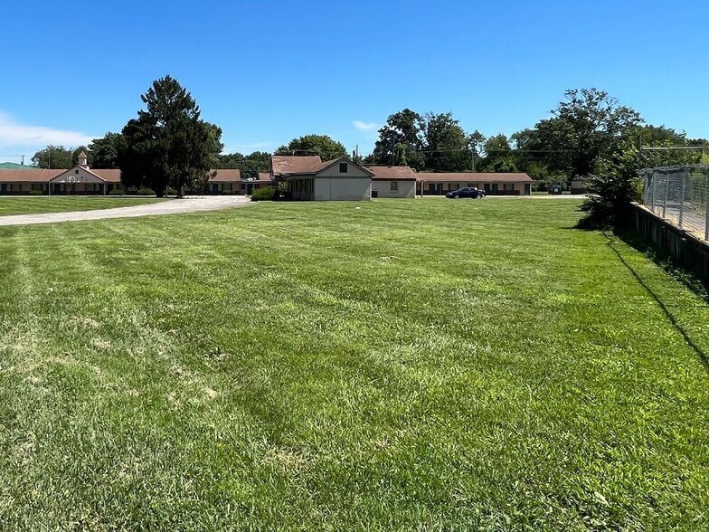 More Photos Of 1560 E 10th St, Jeffersonville Hotel For Sale