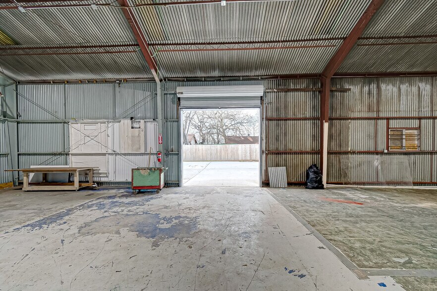 More Photos Of 1110 Central St, Houston Warehouse For Lease