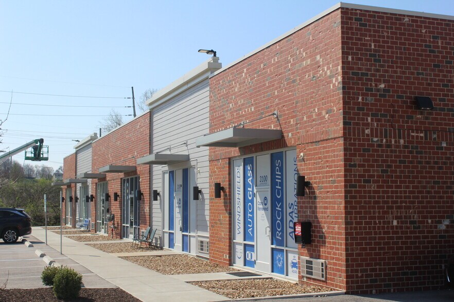 More Photos Of 3116 Lumina Pky, Saint Charles Showroom For Sale