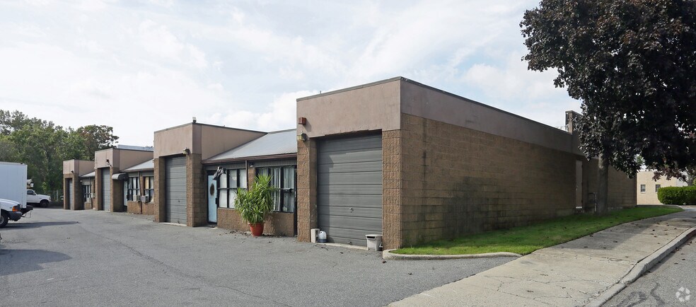 More Photos Of 280 Suburban Ave, Deer Park Warehouse For Lease