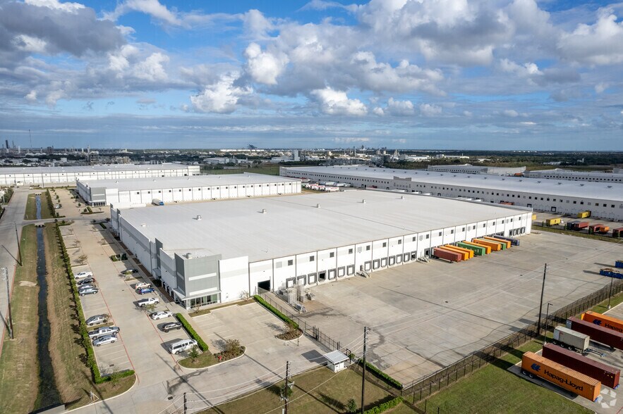 More Photos Of 10565 Red Bluff Rd, Pasadena Distribution For Lease