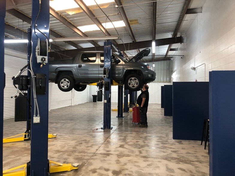 More Photos Of 5830 Plaza Pky, Douglasville Auto Repair For Sale