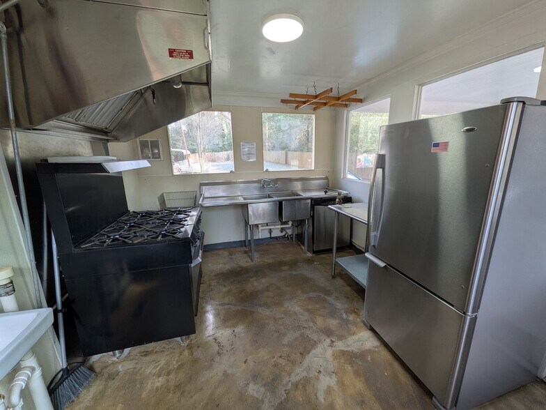 More Photos Of 3230 Campbell Dr, Charlotte Specialty For Lease