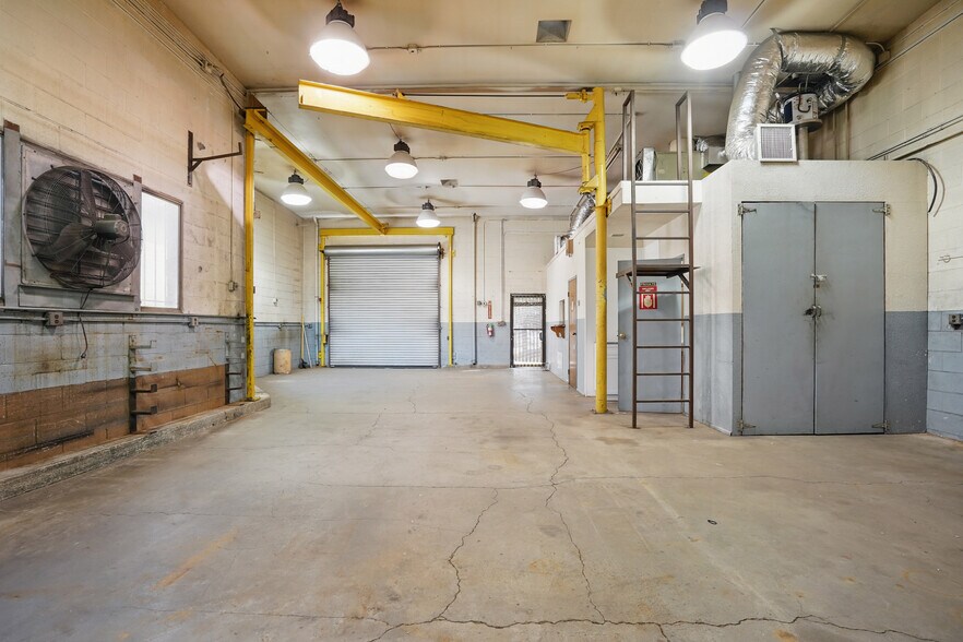 More Photos Of 3632 Foothill Blvd, La Crescenta Manufacturing For Sale