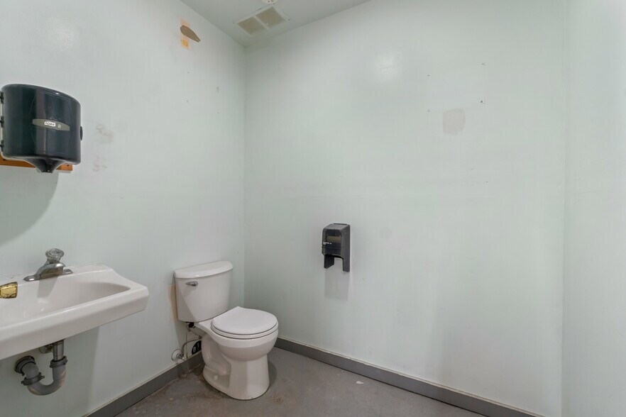 More Photos Of 703 N 7th St, Chewelah Manufacturing For Sale