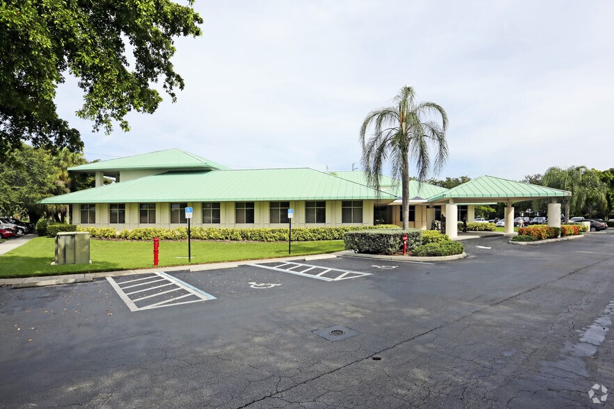 More Photos Of 681 Goodlette Rd N, Naples Medical For Sale