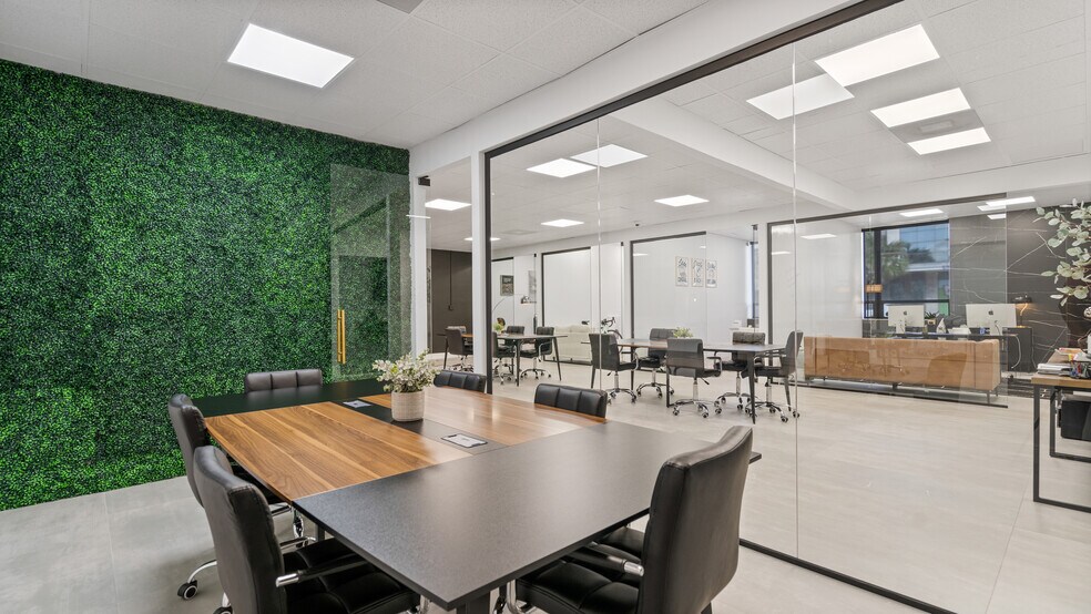 More Photos Of 1510 E Colonial Dr, Orlando Office For Lease