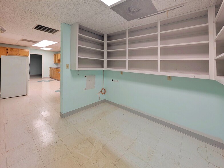 More Photos Of 1208 E Main St, Luray Flex For Sale