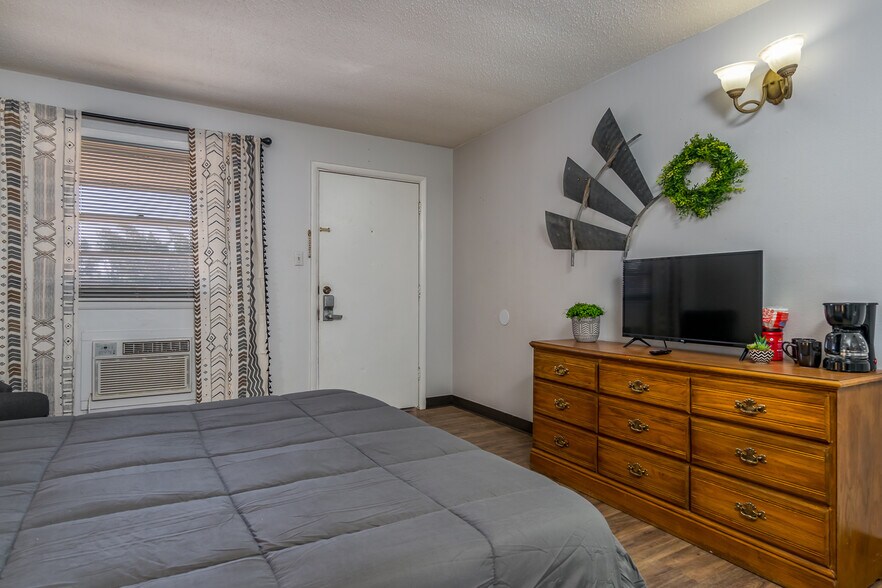 More Photos Of 912 N Hwy 87, Tulia Hotel For Sale