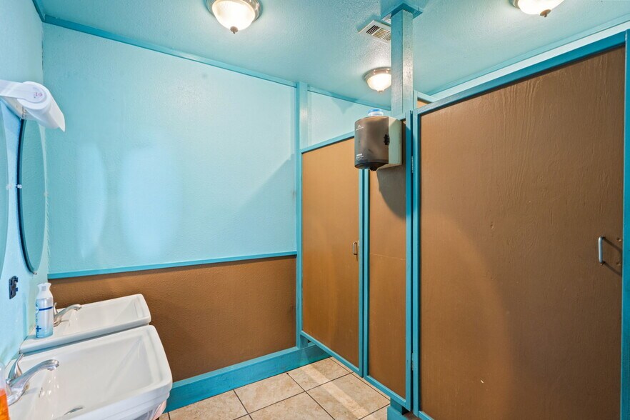 More Photos Of 12605 Highway 6, Santa Fe Bar For Sale
