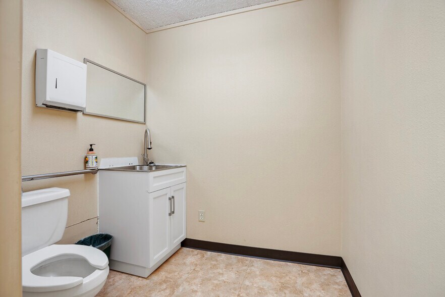 More Photos Of 1149-1159 SW 4th Ave, Ontario Office For Sale