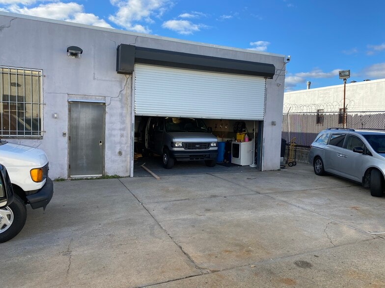 More Photos Of 84 Toledo St, Farmingdale Warehouse For Lease