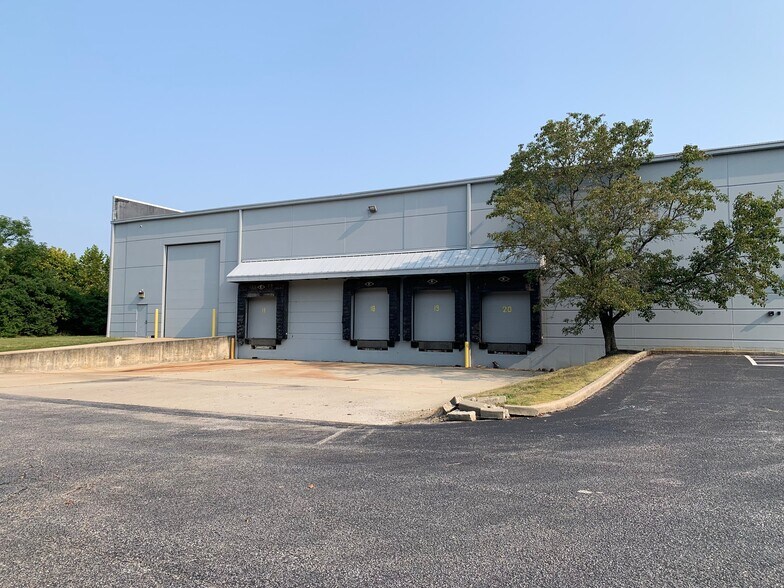 More Photos Of 3780 Lake Park Dr, Covington Distribution For Lease