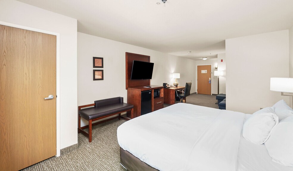 More Photos Of 725 Paradise Ln, Johnson Creek Hotel For Sale