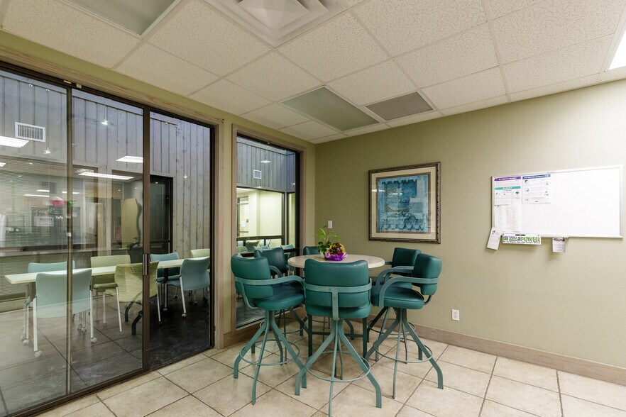 More Photos Of 3301 Santa Fe St, Corpus Christi Office For Lease