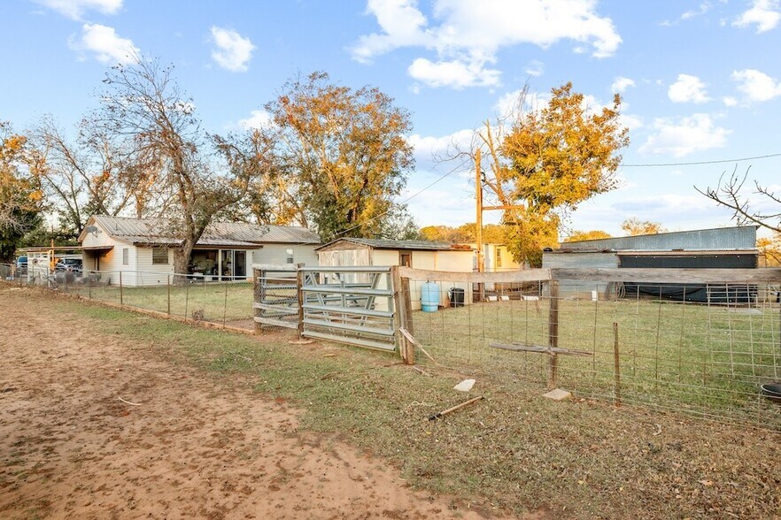 More Photos Of 1731 W US Highway 290, Fredericksburg Office Residential For Sale