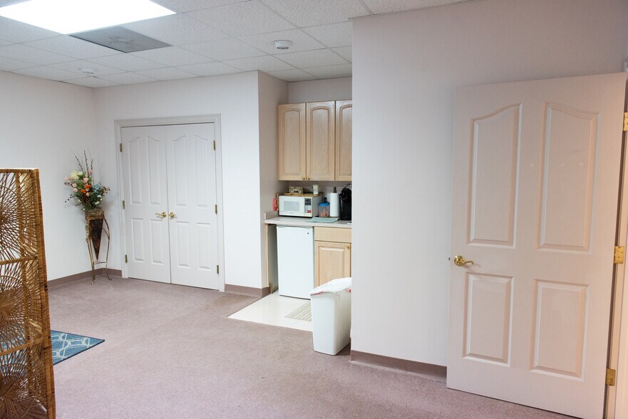 More Photos Of 3707 W Market St, Greensboro Office For Sale
