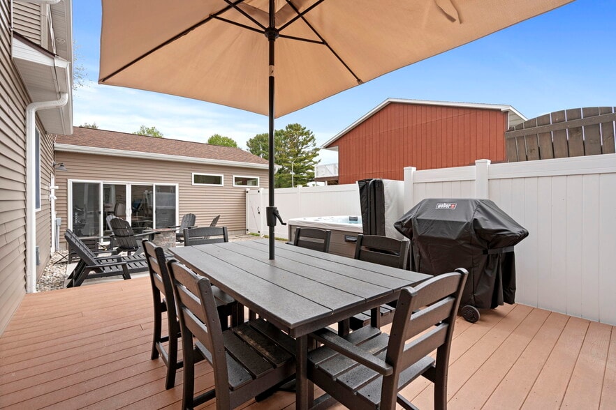 More Photos Of 612 N Lakeshore Dr, Ludington Hotel For Sale