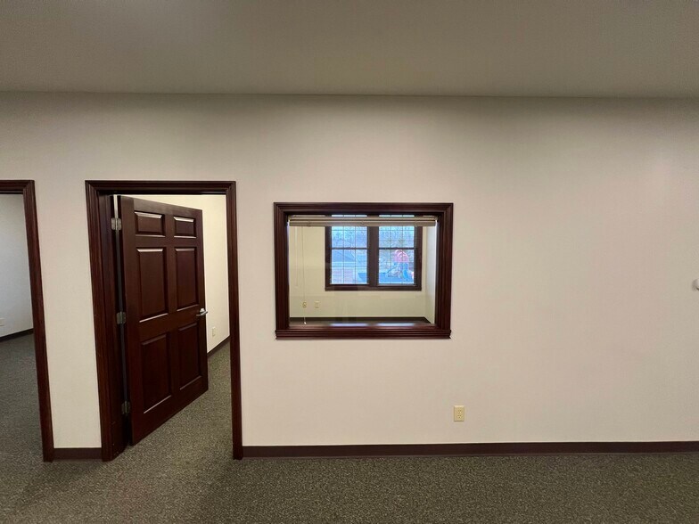 More Photos Of 1620 W Oak St, Zionsville Office For Lease