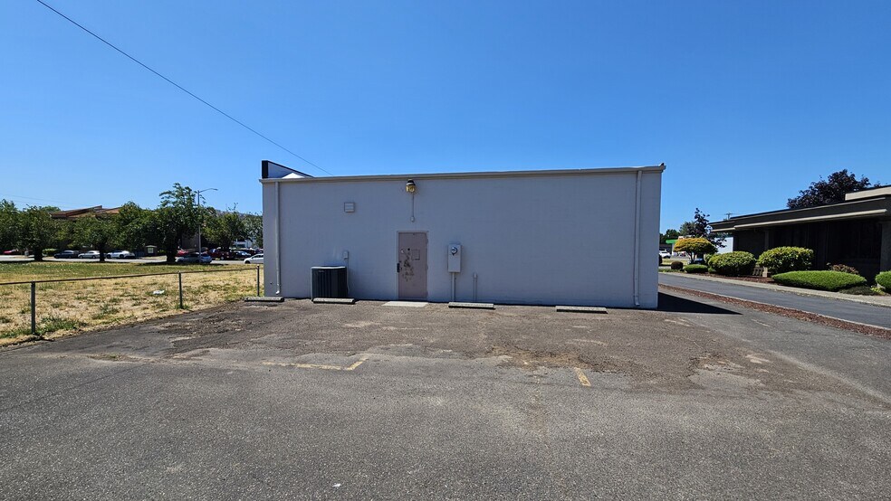 More Photos Of 940 14th Ave, Longview Office For Lease