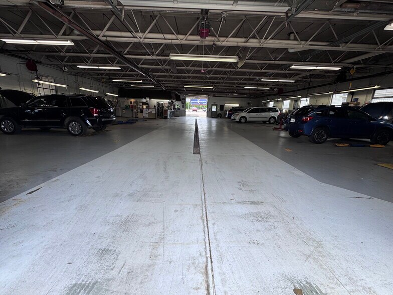 More Photos Of 343 E 8th St, Holland Showroom For Sale