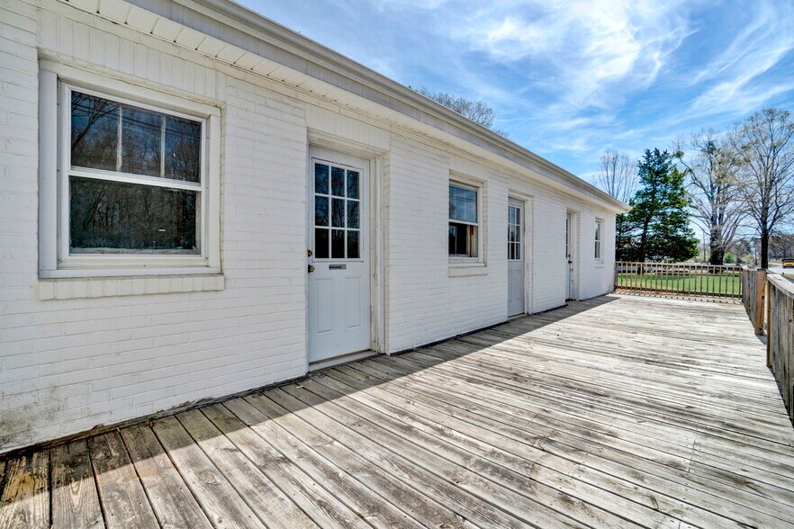 More Photos Of 12117 Highway 221, Woodruff Office For Sale