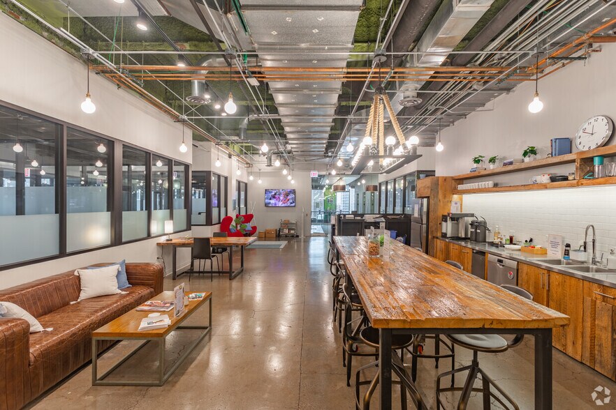 More Photos Of 1165 N Clark St, Chicago Coworking Space