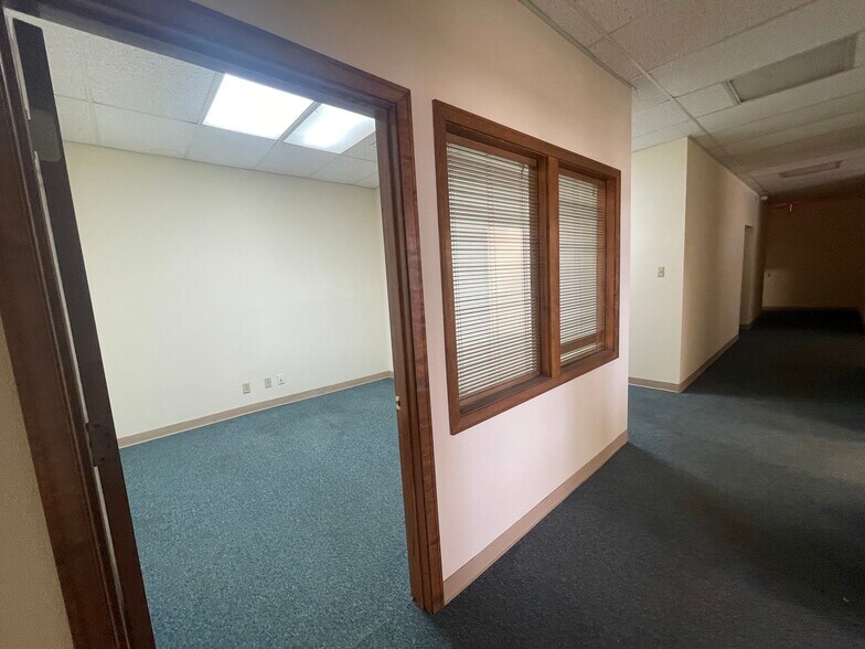 More Photos Of 4355 Centergate St, San Antonio Light Distribution For Lease