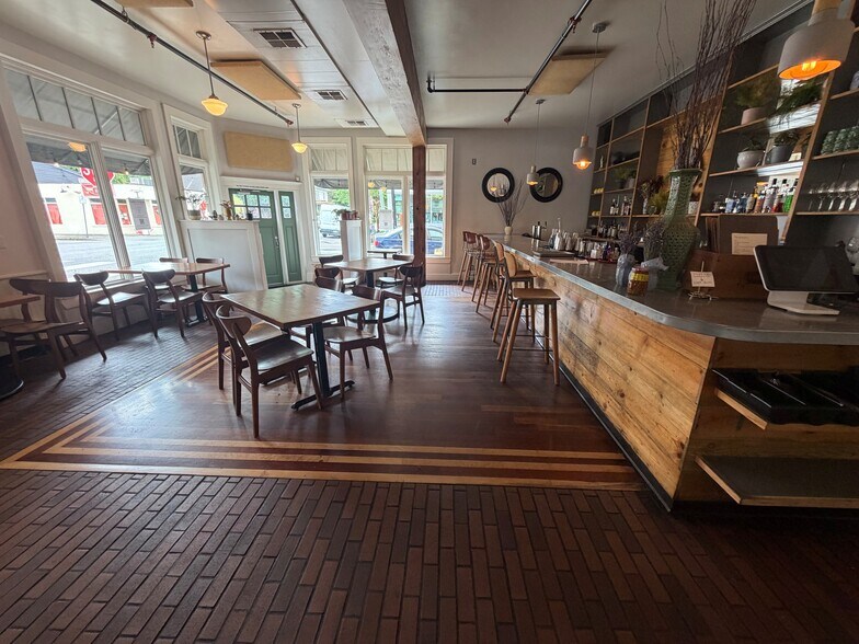 More Photos Of 2039 SE Clinton St, Portland Storefront Retail Residential For Lease