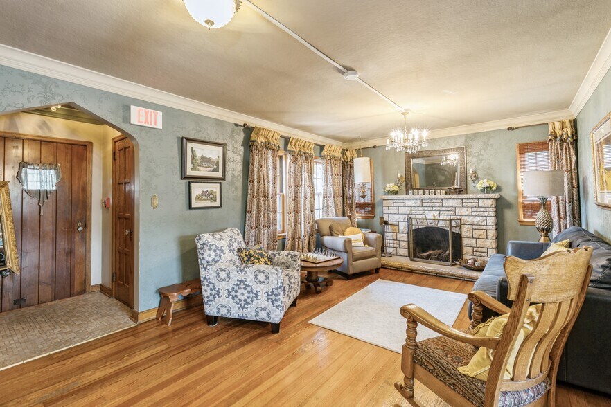 More Photos Of 324 1st St, Des Moines General Retail For Sale