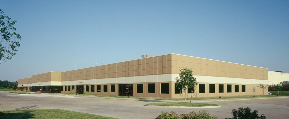 More Photos Of 4131-4163 109th St, Urbandale Research And Development For Lease