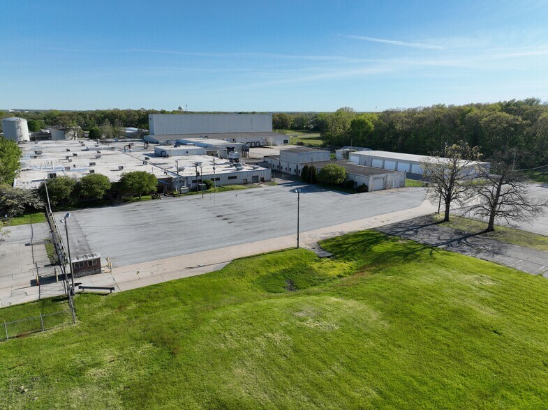 More Photos Of 1255 Oak St, Elkhart Manufacturing For Sale