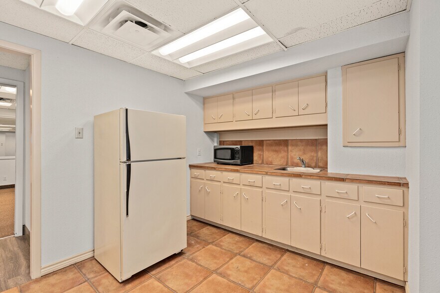 More Photos Of 800 Navarro St, San Antonio Office For Lease