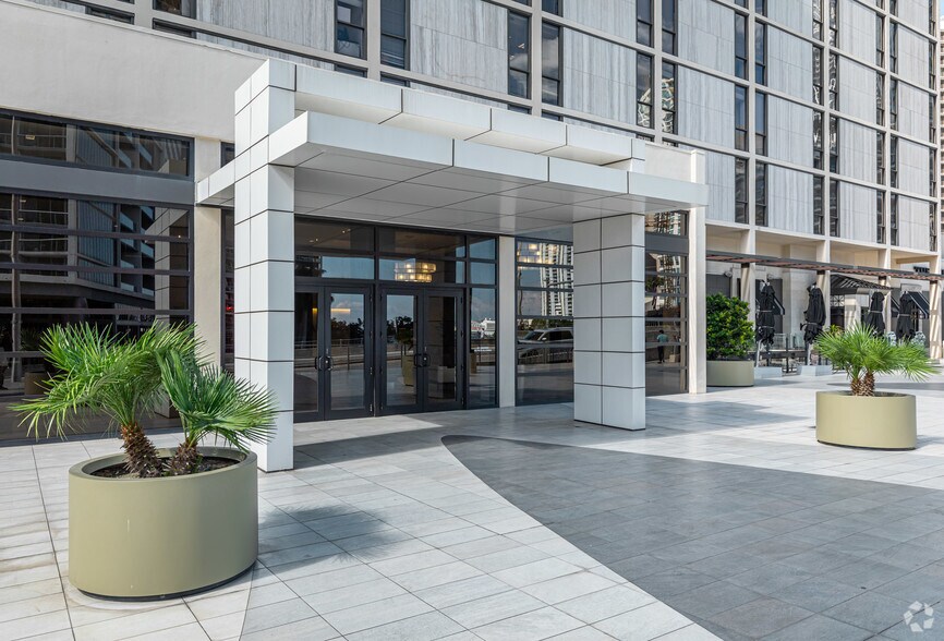 More Photos Of 444 Brickell Ave, Miami Office For Lease