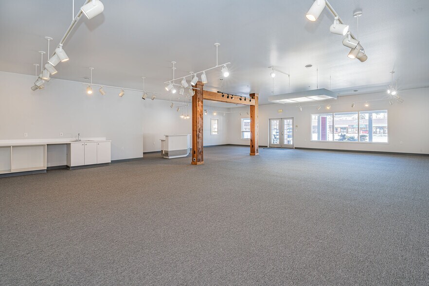 More Photos Of 35082 Kenai Spur Hwy, Soldotna Office For Sale