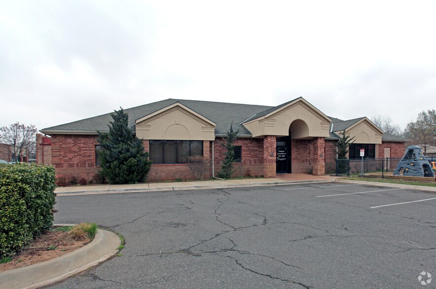 More Photos Of 425 S Fretz Ave, Edmond Unknown For Lease