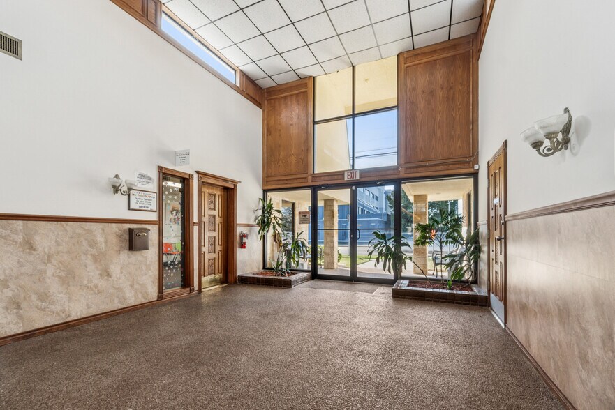 More Photos Of 541 W Main St, Lewisville Medical For Sale