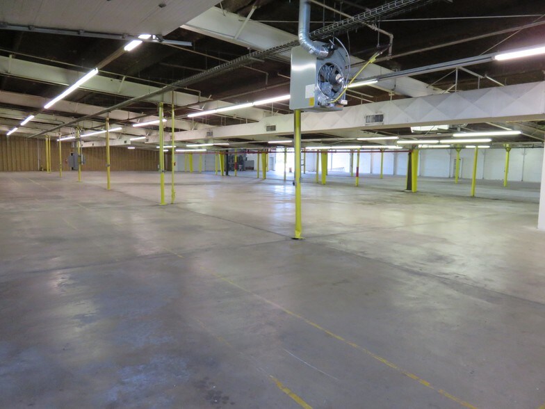 More Photos Of 2525 N Center St, Bonham Manufacturing For Lease