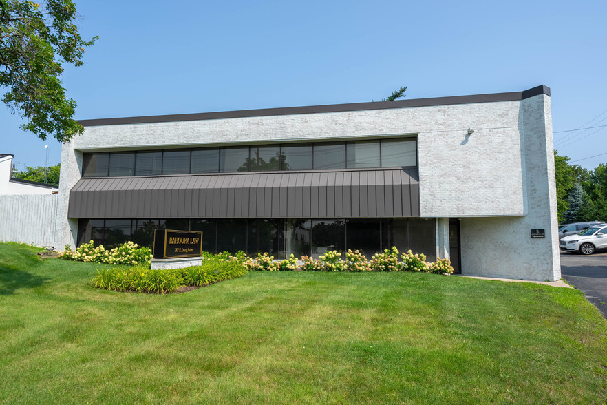 Primary Photo Of 77 E Long Lake Rd, Bloomfield Hills Medical For Lease