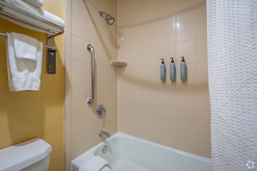 More Photos Of 2504 North Loop W, Houston Hotel For Sale