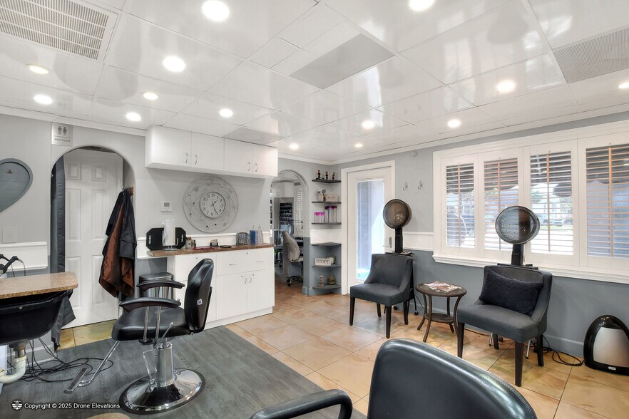 More Photos Of 146 W Robertson St, Brandon Storefront For Sale