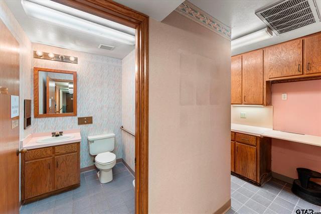 More Photos Of 2005 N Jefferson Ave, Mount Pleasant Medical For Sale