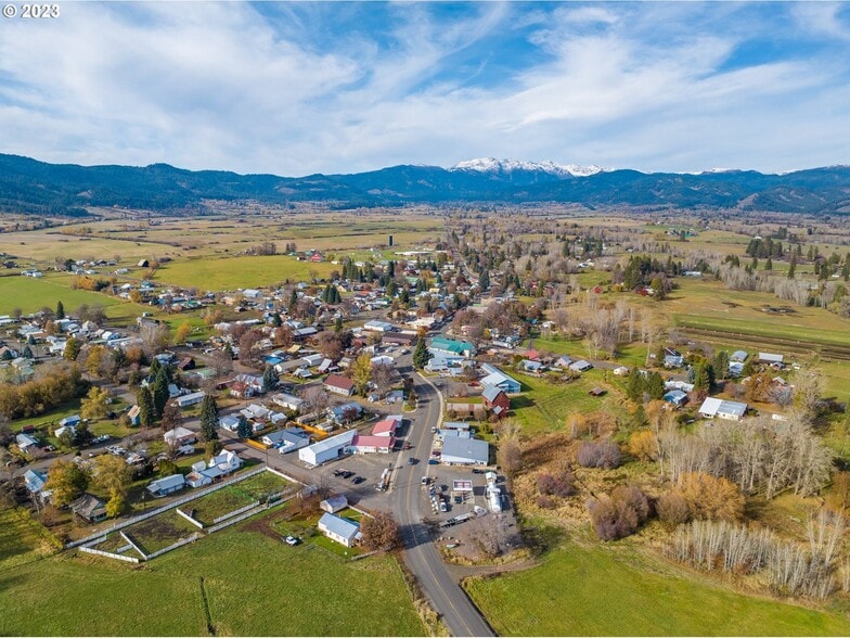 More Photos Of 105 N Main St, Halfway Restaurant For Sale