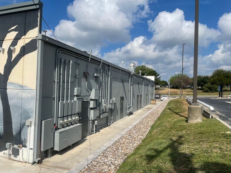 More Photos Of 7302 Louis Pasteur Dr, San Antonio Storefront For Lease