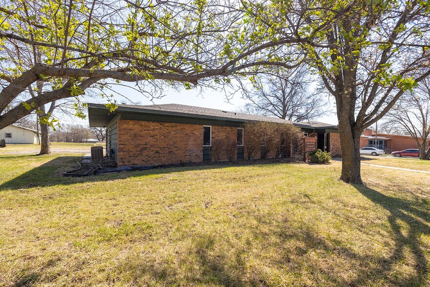 More Photos Of 504 N Poplar St, Peabody Medical For Sale